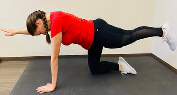Übung Diagonale gegen mittlere Rückenschmerzen