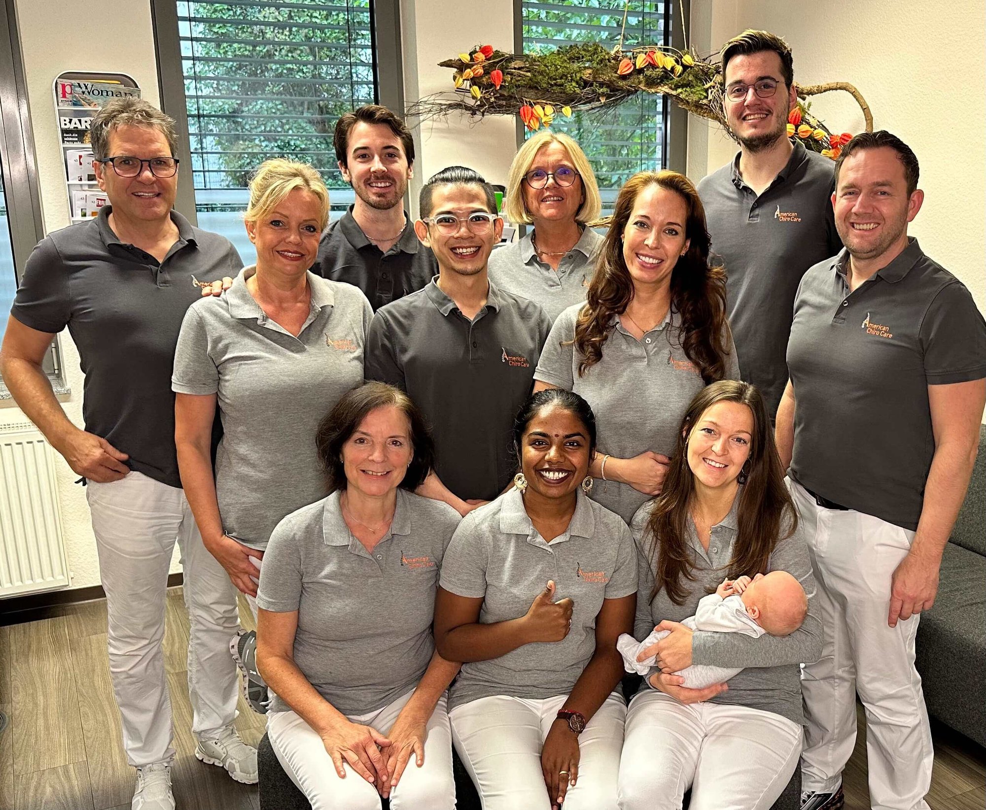 Das gesamte Team von American Chiro Care Bonn im Wartezimmer