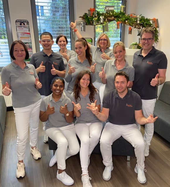 Das Team von American Chiro Care zeigt den Daumen hoch Das Team von American Chiro Care zeigt den Daumen hoch