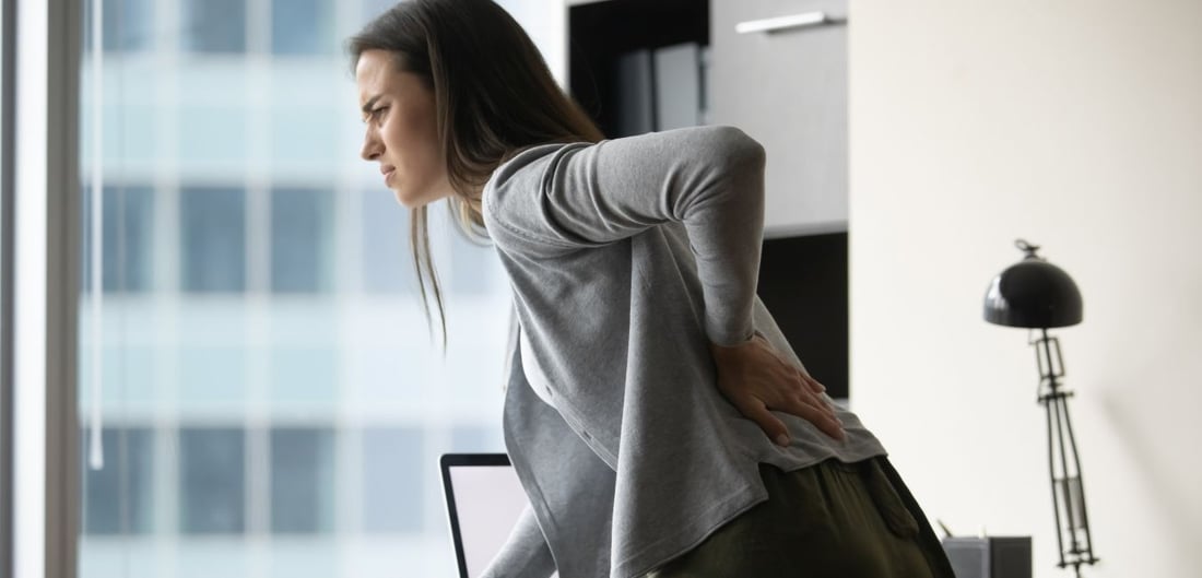Frau mit akuten Rückenschmerzen
