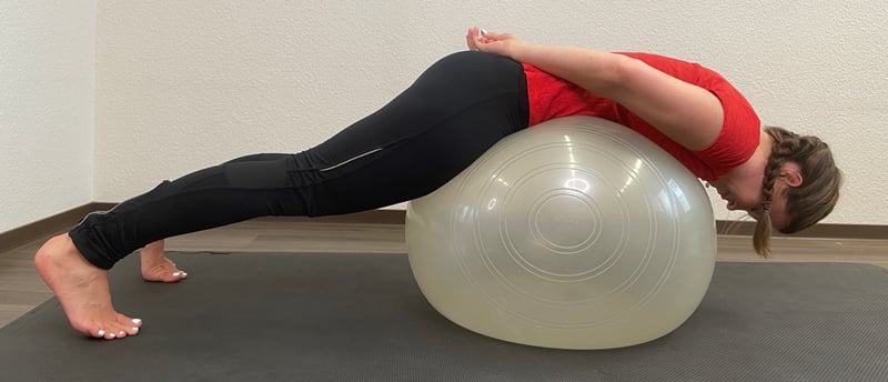 Unterer Rücken Übungen mit Ball in Ausgangsposition